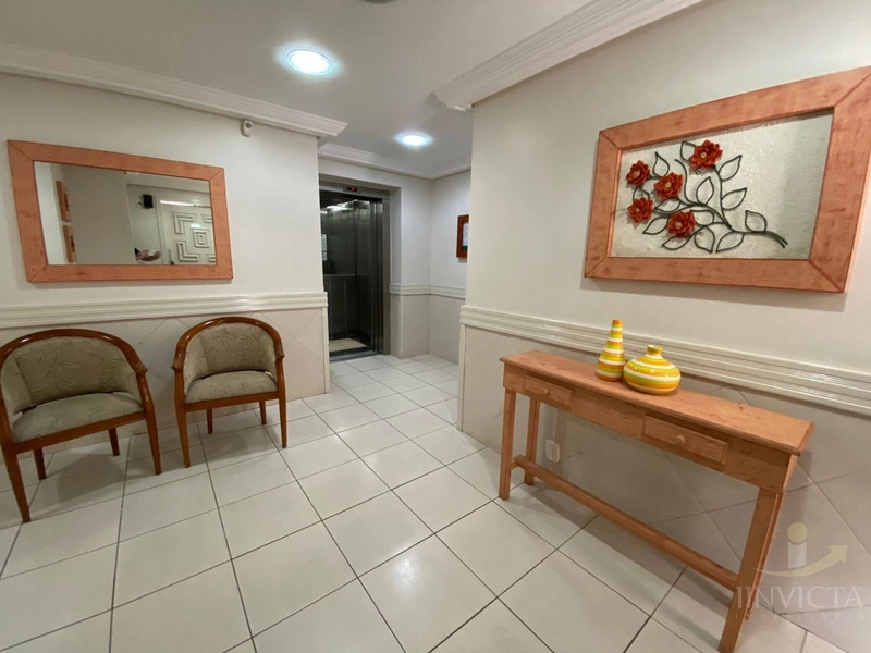 Apartamento de frente com sacada! mobiliado, vaga, elevador! No Centro: 2ª foto da galeria de imagens do imóvel