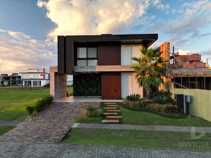 5 suítes - Beira-lago em Condomínio pra você curtir com sua família!!: 3ª foto da galeria de imagens do imóvel