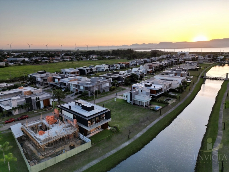 5 suítes - Beira-lago em Condomínio pra você curtir com sua família!!: 2ª foto da galeria de imagens do imóvel