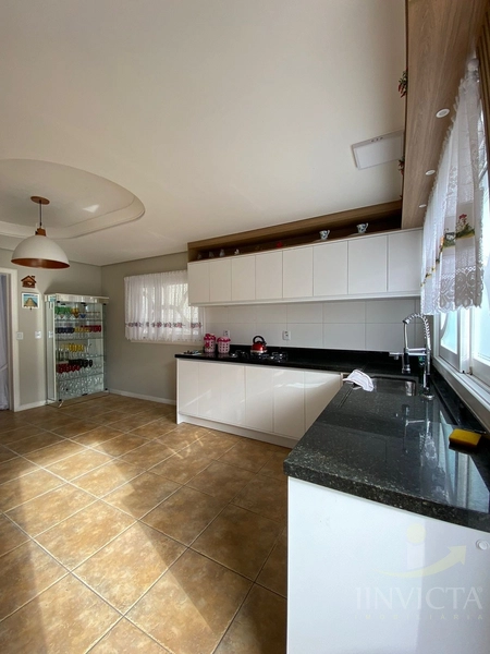 Linda casa em bairro, com 4 dormitórios e com vista para a Serra,: 27ª foto da galeria de imagens do imóvel