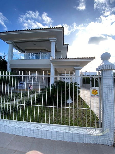 Linda casa em bairro, com 4 dormitórios e com vista para a Serra,: 3ª foto da galeria de imagens do imóvel