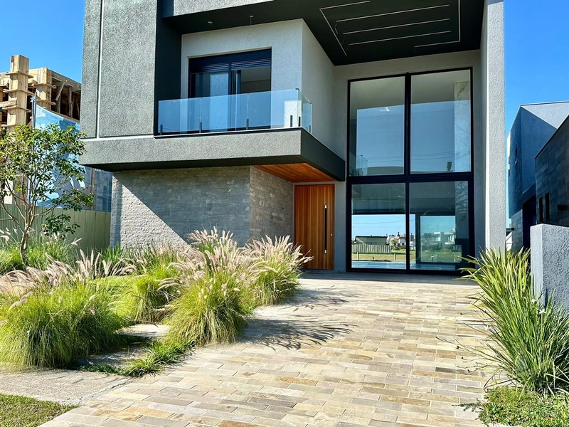 Casa com 4 suítes em Condomínio: 2ª foto da galeria de imagens do imóvel