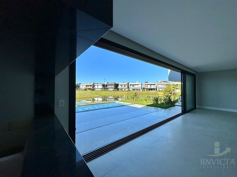 Casa com 4 suítes em Condomínio: 9ª foto da galeria de imagens do imóvel