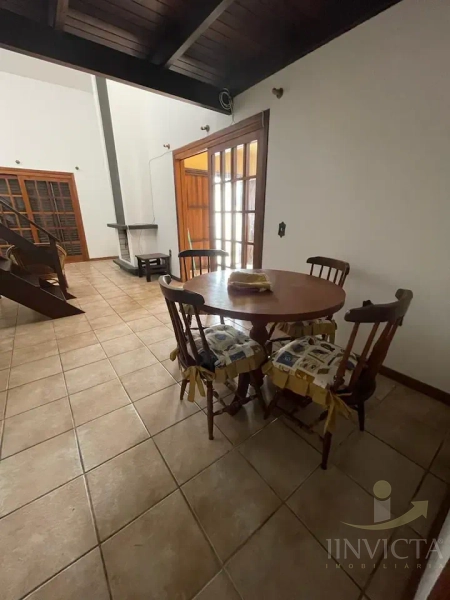 Casa com 5 dormitórios e piscina: 15ª foto da galeria de imagens do imóvel