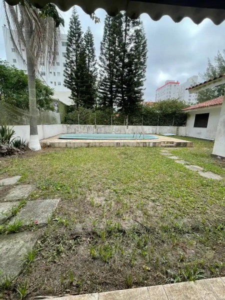Casa com 5 dormitórios e piscina: 5ª foto da galeria de imagens do imóvel