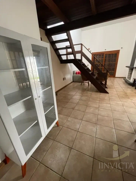 Casa com 5 dormitórios e piscina: 21ª foto da galeria de imagens do imóvel