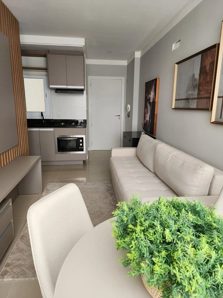 Mobiliado, com box e no centro! A 10 metros da praça – é entrar e mora: 2ª foto da galeria de imagens do imóvel