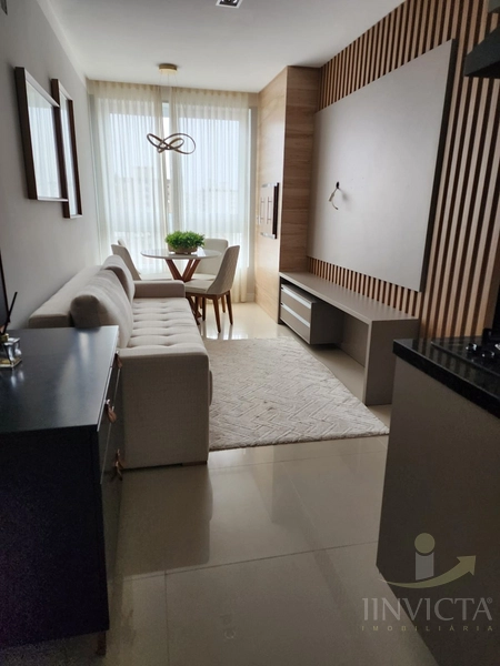 Mobiliado, com box e no centro! A 10 metros da praça – é entrar e mora: 3ª foto da galeria de imagens do imóvel