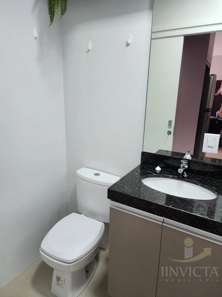 Mobiliado, com box e no centro! A 10 metros da praça – é entrar e mora: 6ª foto da galeria de imagens do imóvel