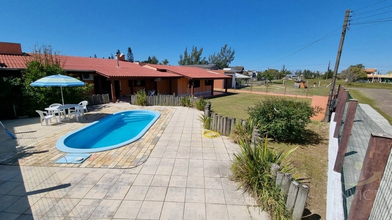 OPORTUNIDADE! 3 quadras do mar! Casa com Piscina, 2lotes,com 720mts²!: 2ª foto da galeria de imagens do imóvel