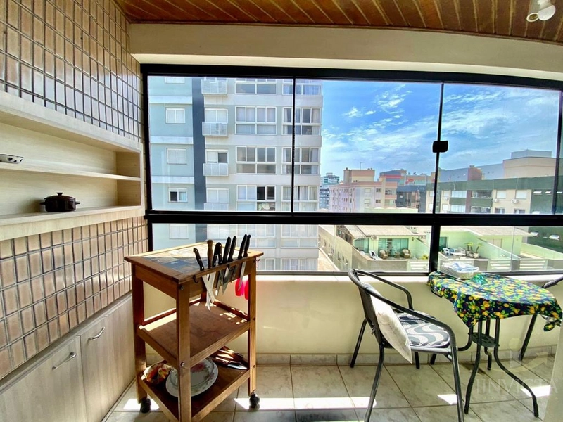 APARTAMENTO DE FRENTE COM SACADA E CHURRASQUEIRA, 1 QUADRA DO MAR!: 1ª foto da galeria de imagens do imóvel