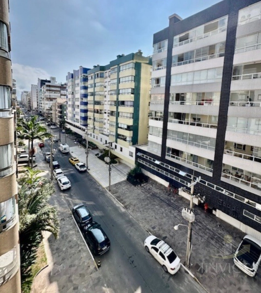 APARTAMENTO DE FRENTE, COM SACADA E CHURRASQ. MOBILIADO!: 1ª foto da galeria de imagens do imóvel