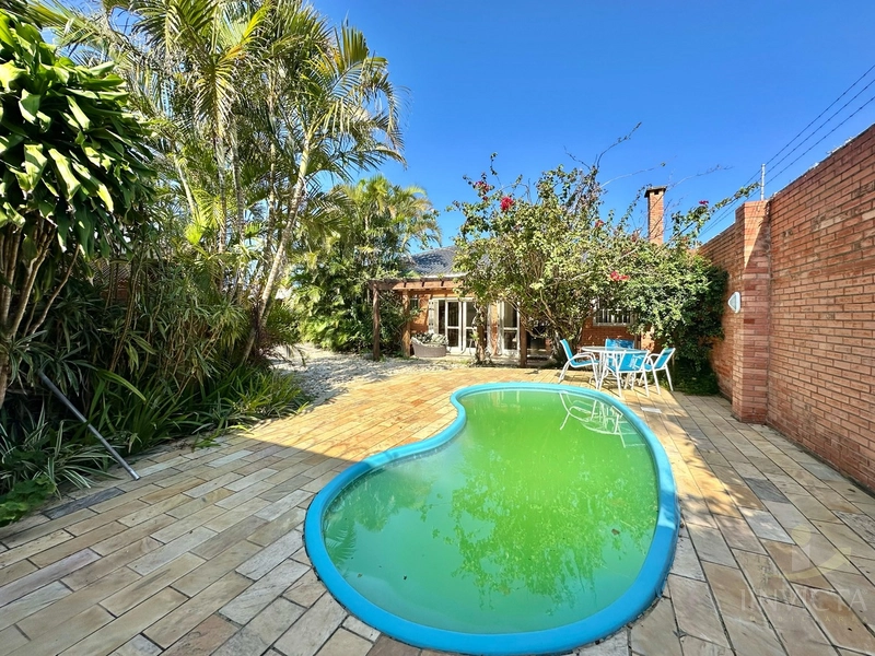 CASA DE RUA! COM TERRENO DE 648MTS², COM PISCINA E MUITO CONFORTO: 1ª foto da galeria de imagens do imóvel