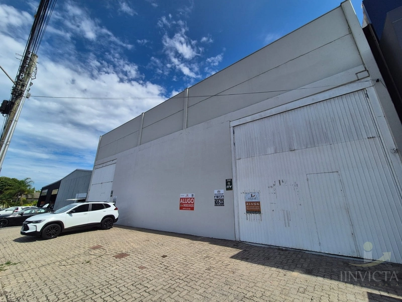 Pavilhão com 800m²: 3ª foto da galeria de imagens do imóvel