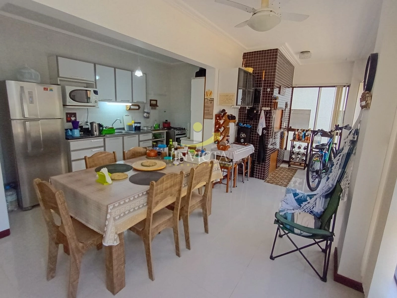 APARTAMENTO DE FRENTE APENAS UMA QUADRA DO MAR EM CAPÃO DA CANOA: 3ª foto da galeria de imagens do imóvel