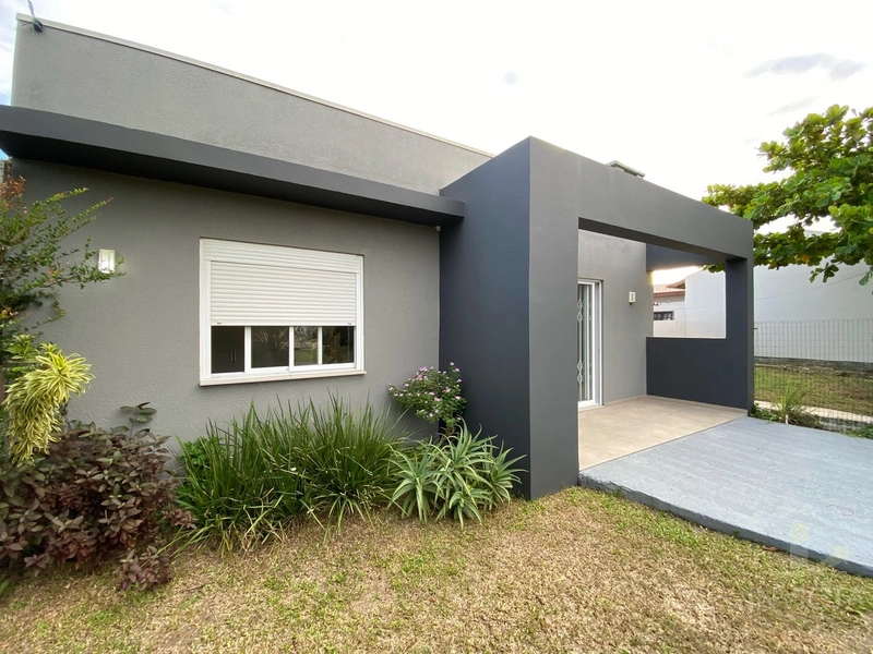 CASA NOVA, TERRENO INTEIRO, POUCOS METROS DO MAR!: 1ª foto da galeria de imagens do imóvel