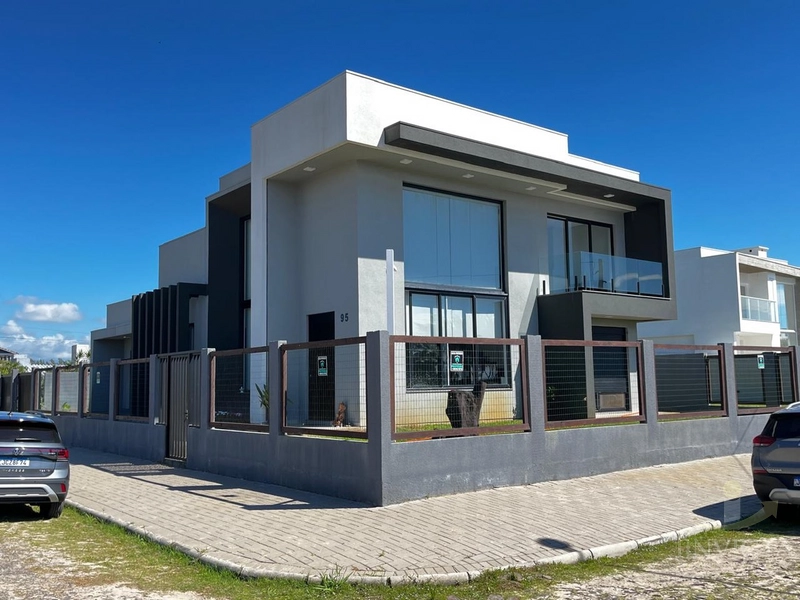 Alto Padrão! Casa de esquina, 3 suítes! Amplo pátio!: 1ª foto da galeria de imagens do imóvel