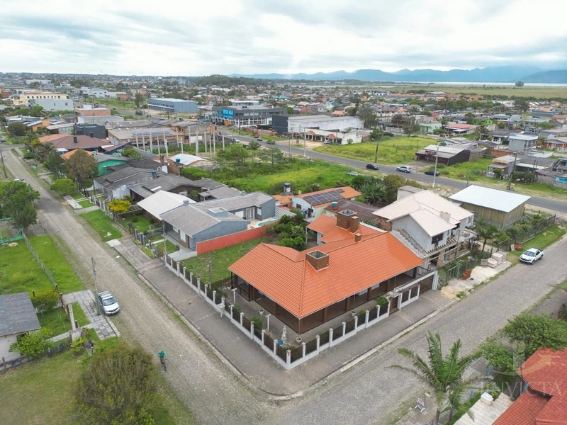 CASA DE ESQUINA COM 675M² DE ÁREA TOTAL! POUCOS METROS DO MAR!: 1ª foto da galeria de imagens do imóvel