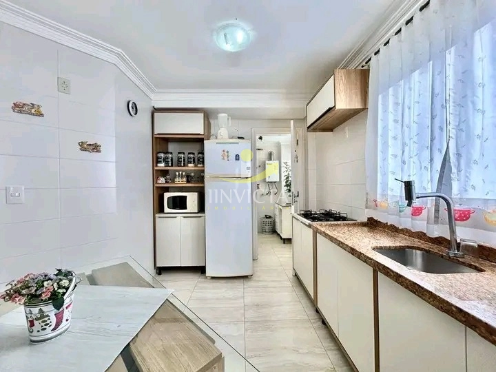 APARTAMENTO COM SACADA DE FRENTE PRÓXIMO AO MAR: 4ª foto da galeria de imagens do imóvel