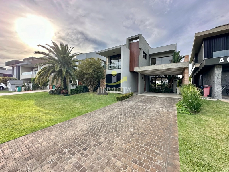 Casa mobiliada em condomínio exclusivo com infraestrutura completa e a