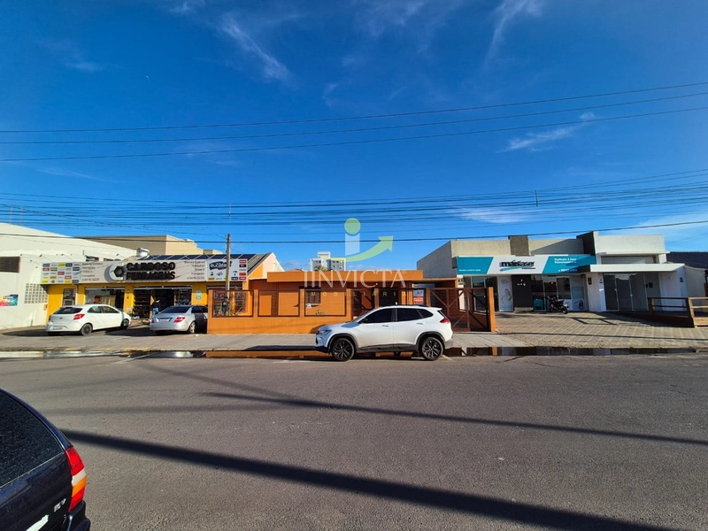 Casa comercial disponível para locação anual no Centro.