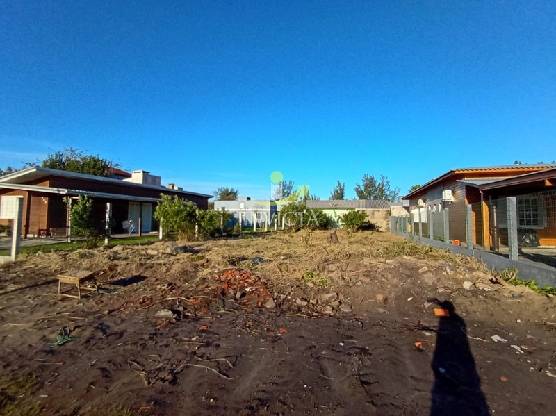TERRENO PLANO APENAS DUAS QUADRAS DO MAR EM CAPÃO DA CANOA: 1ª foto da galeria de imagens do imóvel