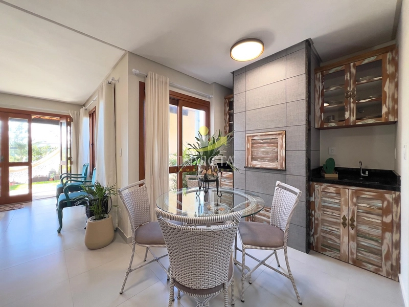 Sobrado Mobiliado e Decorado a 03 Quadras do Mar em Capão da Canoa: 6ª foto da galeria de imagens do imóvel