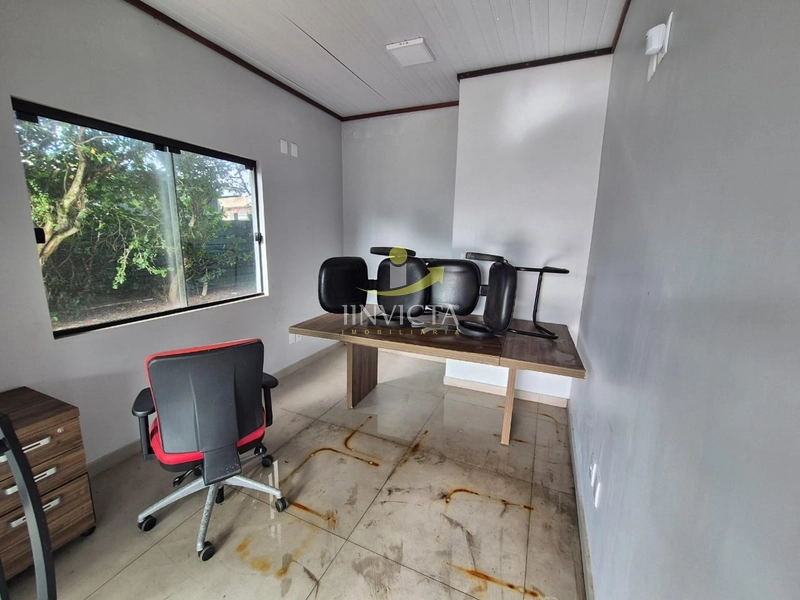 Imóvel em terreno inteiro, com amplo estacionamento frontal e nos fund: 25ª foto da galeria de imagens do imóvel