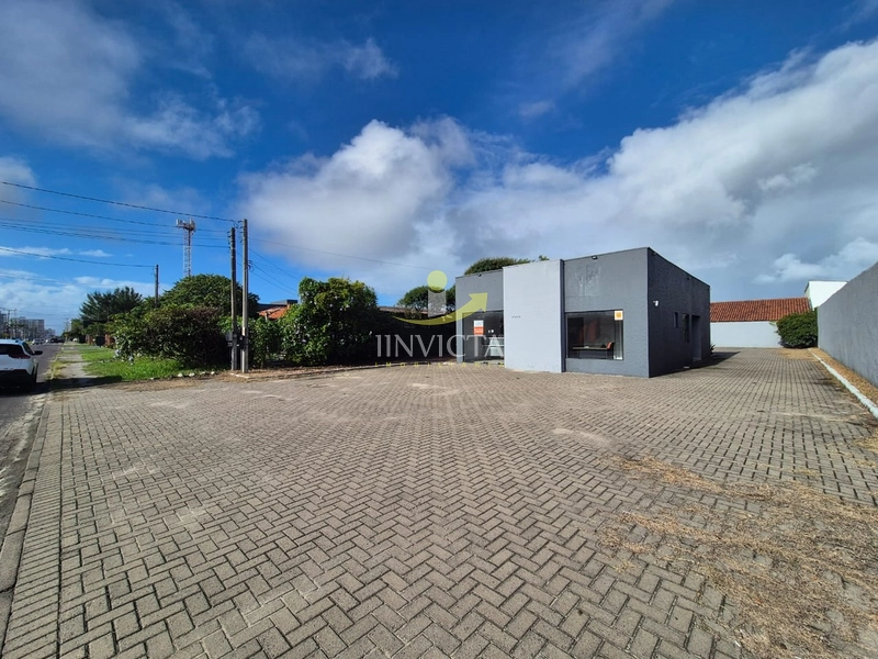 Imóvel em terreno inteiro, com amplo estacionamento frontal e nos fund: 7ª foto da galeria de imagens do imóvel