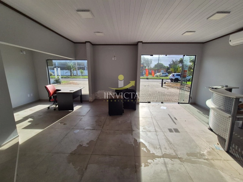 Imóvel em terreno inteiro, com amplo estacionamento frontal e nos fund: 4ª foto da galeria de imagens do imóvel