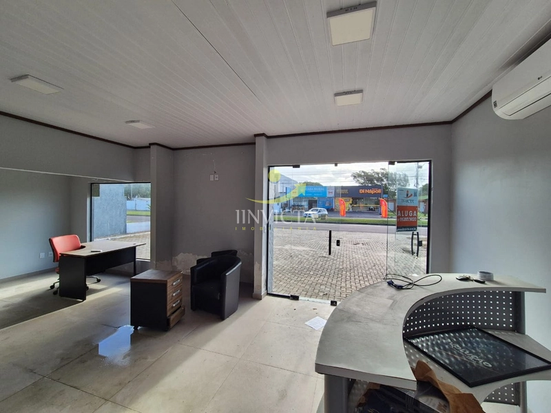 Imóvel em terreno inteiro, com amplo estacionamento frontal e nos fund: 29ª foto da galeria de imagens do imóvel