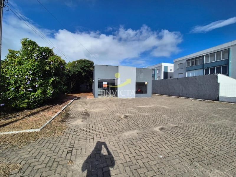 Imóvel em terreno inteiro, com amplo estacionamento frontal e nos fund: 24ª foto da galeria de imagens do imóvel