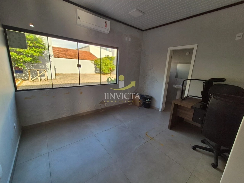 Imóvel em terreno inteiro, com amplo estacionamento frontal e nos fund: 26ª foto da galeria de imagens do imóvel