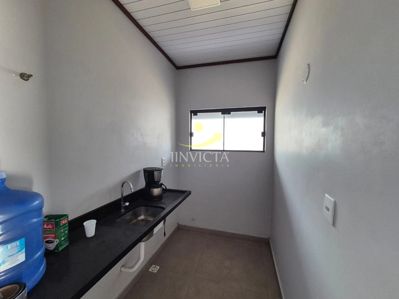Imóvel em terreno inteiro, com amplo estacionamento frontal e nos fund: 18ª foto da galeria de imagens do imóvel