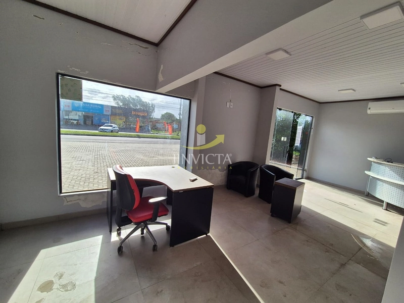 Imóvel em terreno inteiro, com amplo estacionamento frontal e nos fund: 2ª foto da galeria de imagens do imóvel