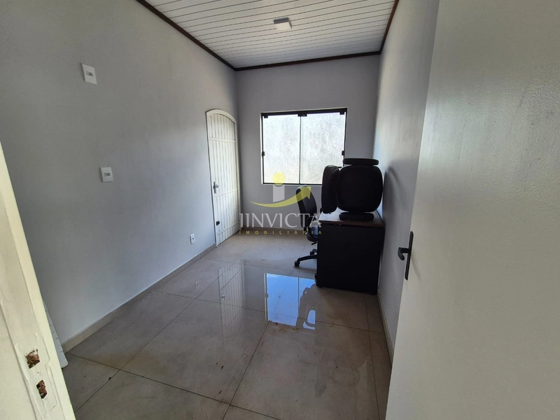 Imóvel em terreno inteiro, com amplo estacionamento frontal e nos fund: 8ª foto da galeria de imagens do imóvel
