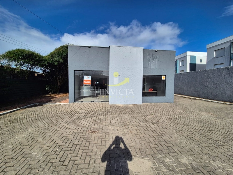 Imóvel em terreno inteiro, com amplo estacionamento frontal e nos fund: 13ª foto da galeria de imagens do imóvel