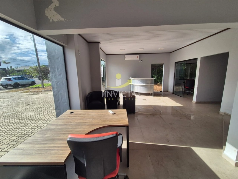 Imóvel em terreno inteiro, com amplo estacionamento frontal e nos fund: 10ª foto da galeria de imagens do imóvel