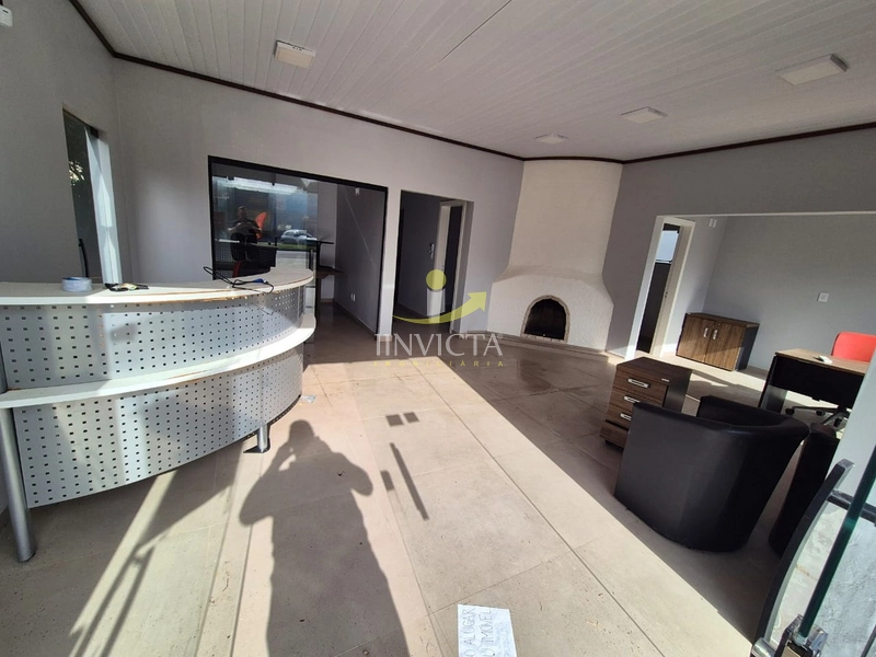 Imóvel em terreno inteiro, com amplo estacionamento frontal e nos fund: 11ª foto da galeria de imagens do imóvel