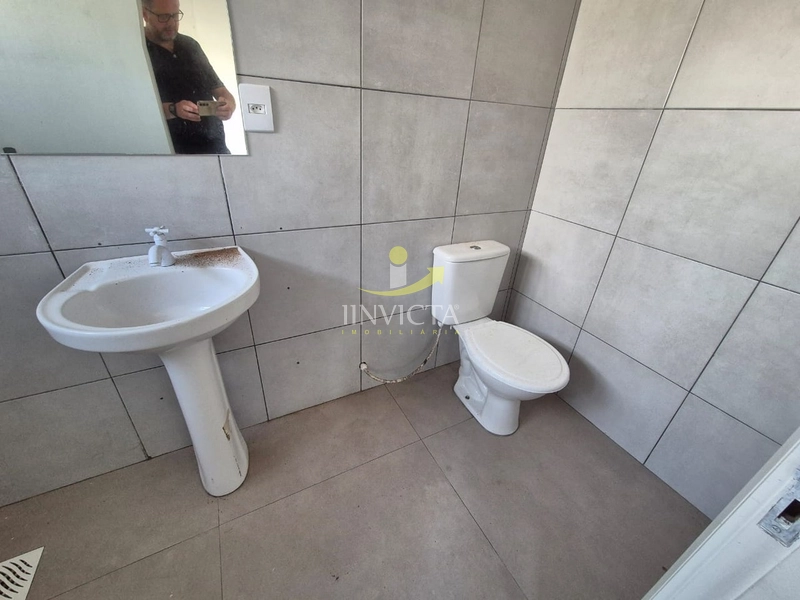 Imóvel em terreno inteiro, com amplo estacionamento frontal e nos fund: 3ª foto da galeria de imagens do imóvel