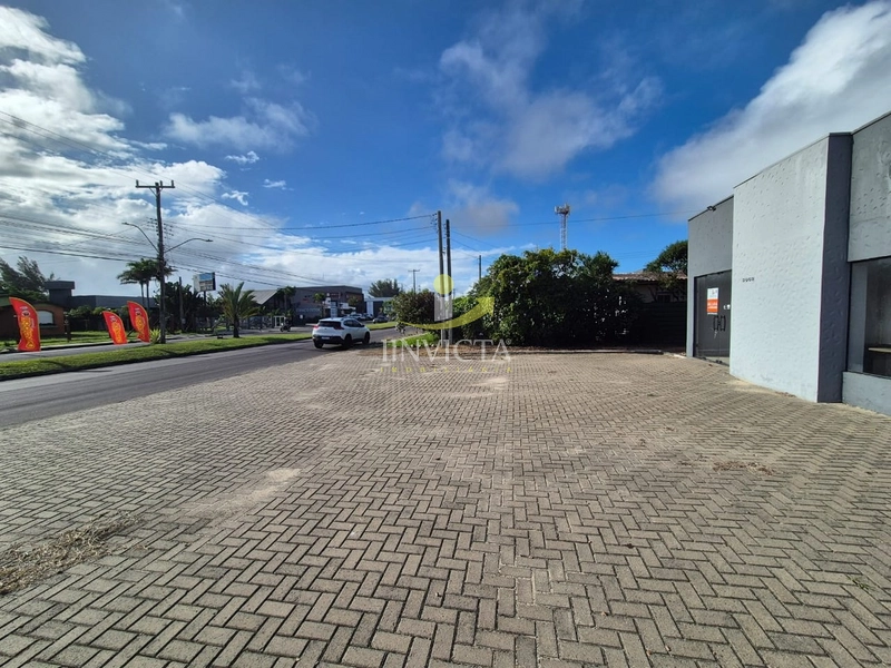 Imóvel em terreno inteiro, com amplo estacionamento frontal e nos fund: 12ª foto da galeria de imagens do imóvel