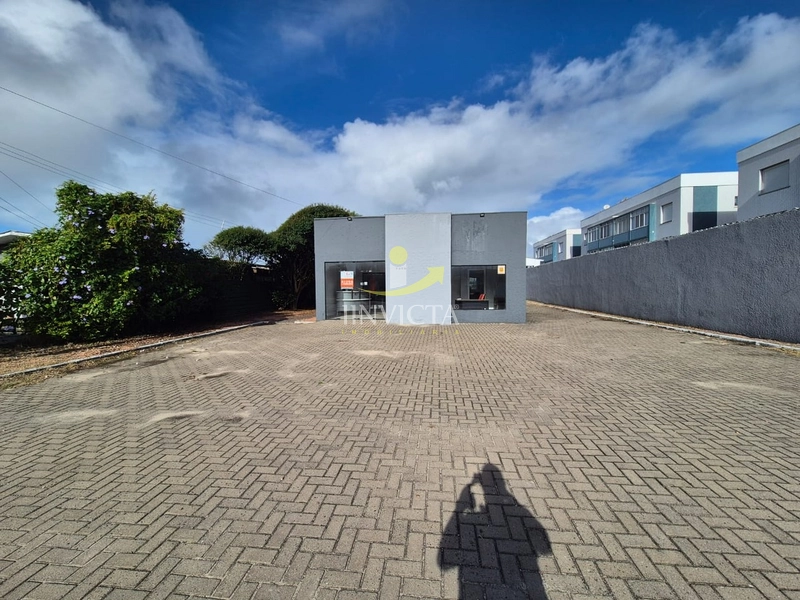 Imóvel em terreno inteiro, com amplo estacionamento frontal e nos fund: 6ª foto da galeria de imagens do imóvel