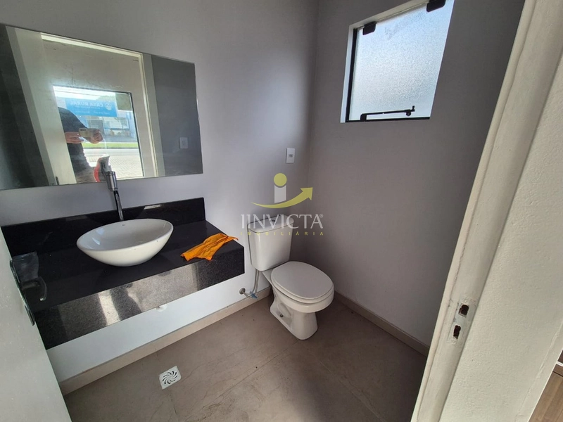 Imóvel em terreno inteiro, com amplo estacionamento frontal e nos fund: 16ª foto da galeria de imagens do imóvel