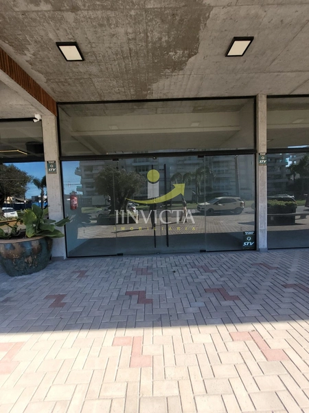 Loja disponível para locação anual no centro de Atlântida.: 2ª foto da galeria de imagens do imóvel