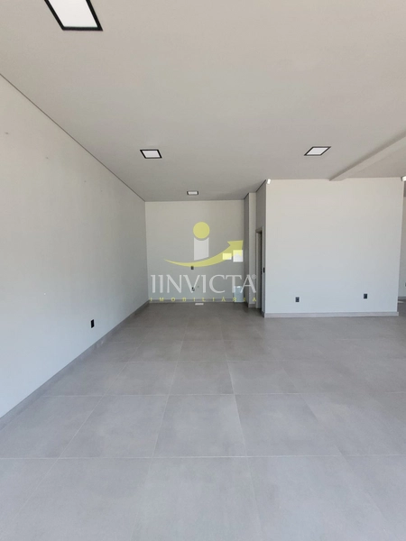 Loja disponível para locação anual no centro de Atlântida.: 2ª foto da galeria de imagens do imóvel