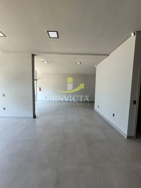 Loja disponível para locação anual no centro de Atlântida.: 1ª foto da galeria de imagens do imóvel