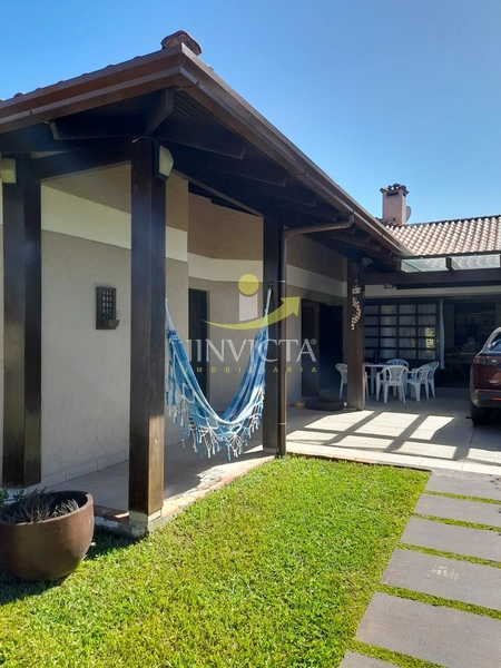 Casa com 4 dormitórios para locação de temporada.