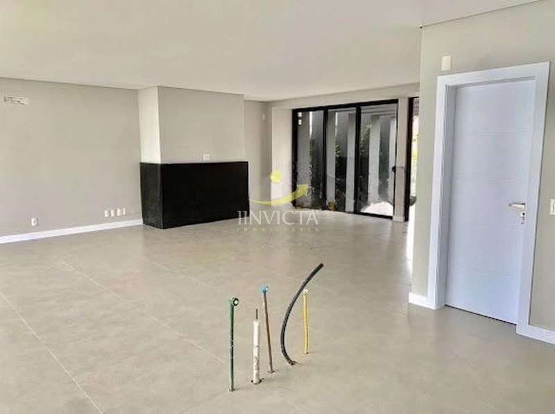 Sobrado com fachada imponente à Venda em Xangri-lá: 5ª foto da galeria de imagens do imóvel
