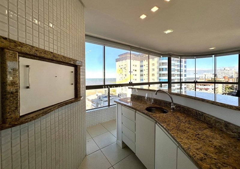APARTAMENTO MOBILIADO COM 3 DORMITÓRIOS, CENTRO 50 METROS DO MAR!: 4ª foto da galeria de imagens do imóvel