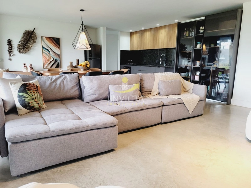 Sobrado com 4 suítes disponível para locação de temporada.